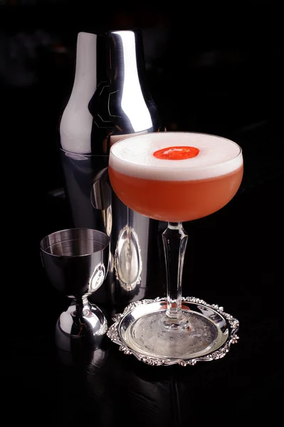 Rode cocktail drinken met ijs. Bar tools en shaker. — Stockfoto