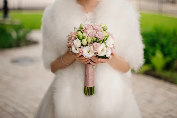 Sposa in abito bianco con bouquet da sposa. senza volto — Foto Stock