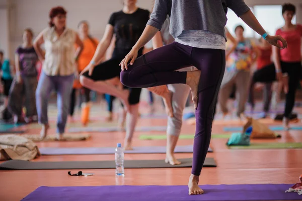 Women practicing yoga at health club — Stock Photo, Image