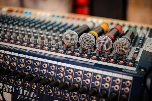 many microphone on audio mixer