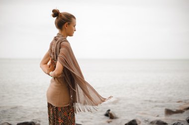 Yoga doğa spa. Namaste elinde güzel bir kadınla arkası.