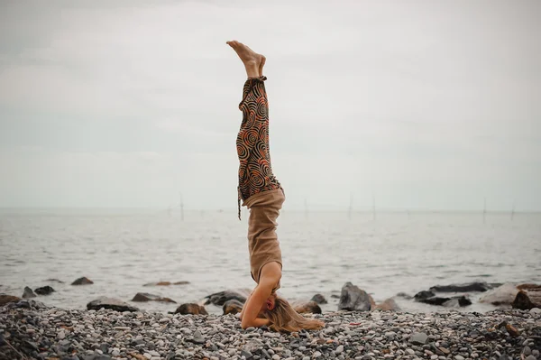 Kvinna som står på huvudet gör yoga — Stockfoto