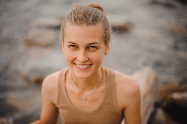 Belo retrato de uma menina acessível amigável despreocupado com sorriso deslumbrante e looks bonitos — Fotografia de Stock