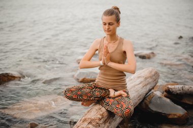 Sahilde meditasyon kadın. yoga merkezine. Namaste lotus poz