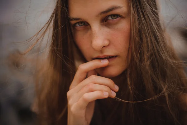 Außenporträt der schönen jungen Mädchen. — Stockfoto
