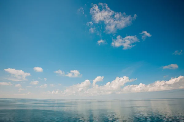 Sjön landskap med moln reflektioner — Stockfoto