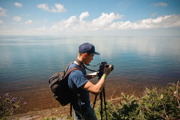 Man tar foto, fotografering lake — Stockfoto