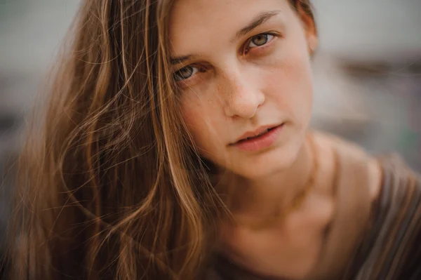 Utomhus porträtt av vacker ung flicka. — Stockfoto
