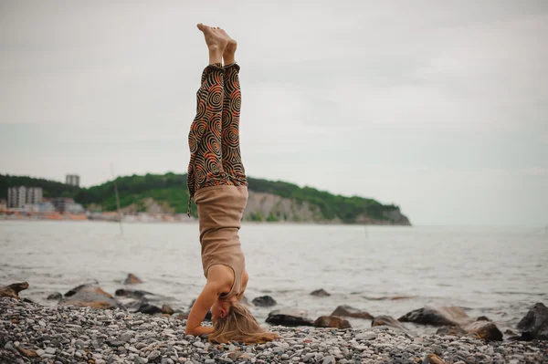 Kvinna som står på huvudet gör yoga — Stockfoto