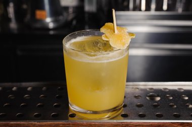 güzel donmuş sarı kokteyl cam bar counter