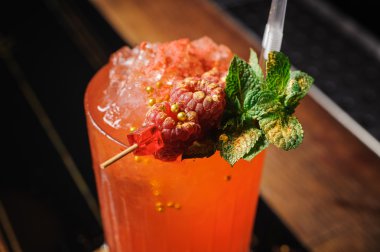 serinletici kokteyl içecek ile ince dal taze nane yaprakları kırmızı ve ahududu.