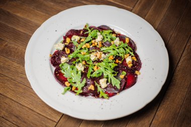 Keçi peyniri ve Pesto ile vejetaryen pancar Carpaccio