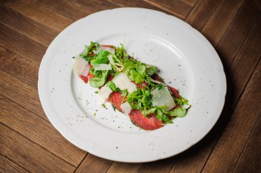 Dana carpaccio parmesan peyniri, Kapari ve roket salata ile