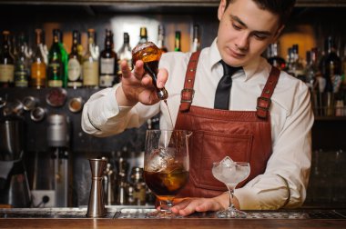 Barmen bir kokteyl yapıyor