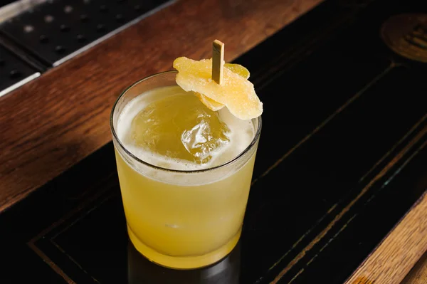 Schöne gefrorene gelbe Cocktailglas an der Theke — Stockfoto