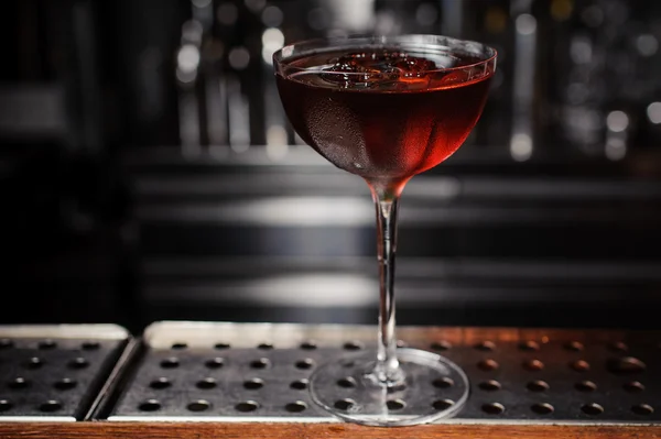 Cocktail scuro su un'impostazione di bar — Foto Stock