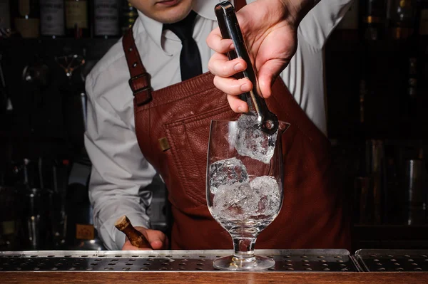 Barman gebroken ijs aanbrengend een glas — Stockfoto