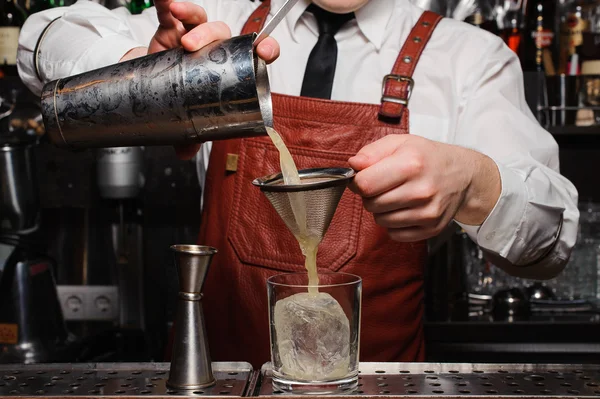 Бармен наливає свіжий коктейль у вишуканий келих — стокове фото