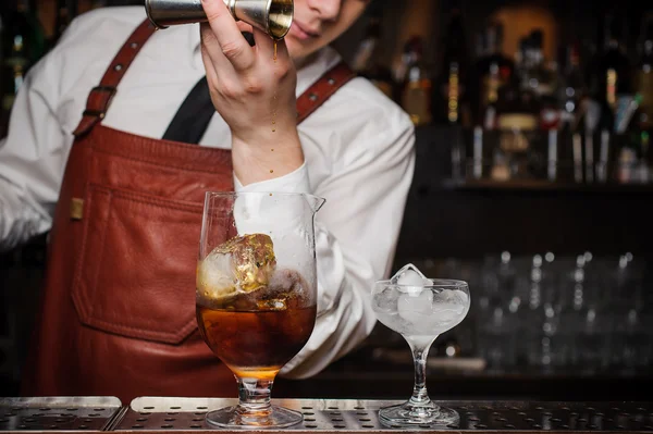 Barman gör en cocktail — Stockfoto