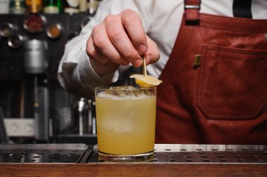 Barmen bitirme yukarı limonlu kokteyl