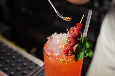 Barmen rasberry ile kokteyl dekorasyon