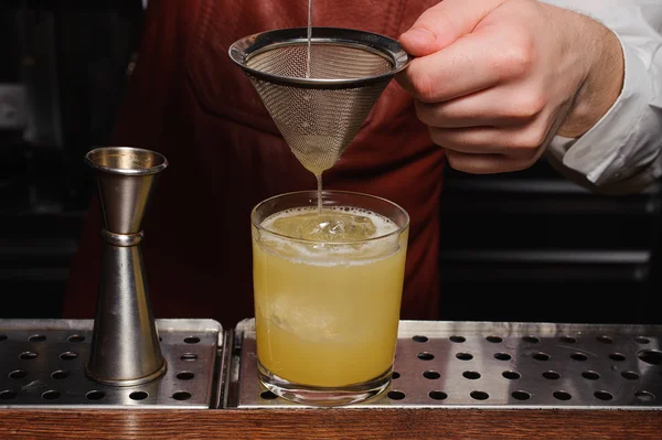 Barkeeper gießt frischen Cocktail in schickes Glas — Stockfoto