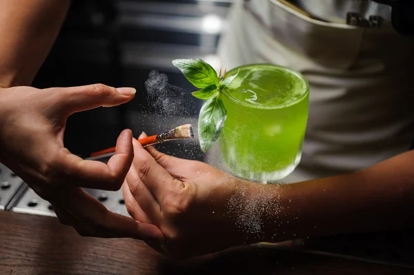 Staubiger Cocktail-Drink mit Lebensmittelfarbe — Stockfoto
