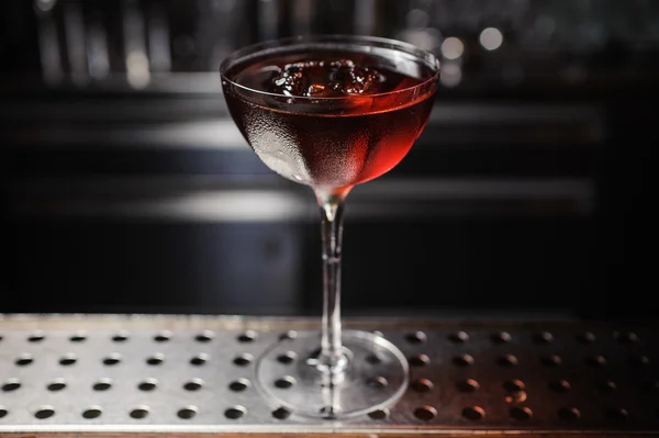 Dark cocktail on a  bar setting — Stock Photo, Image