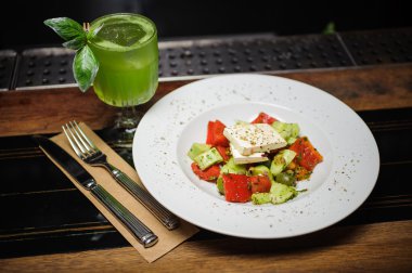 Ahşap masa üzerinde taze sağlıklı Yunan salatası. Yukarıda ayarını görüntülemek
