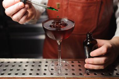 Uzman barmen kokteyl yeşil acı bırakarak son bulması yapıyor