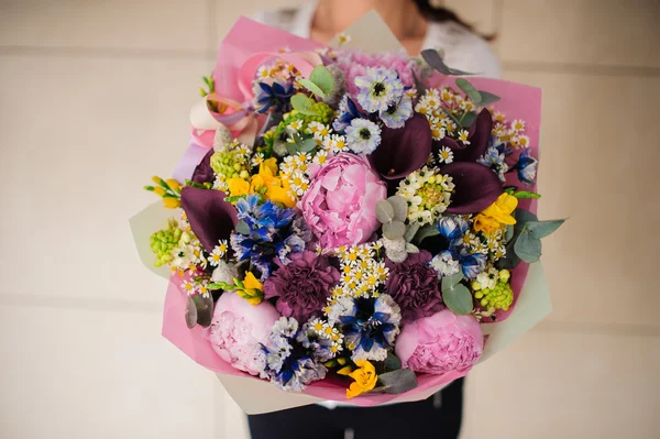 Fleuriste mains avec grand bouquet floral — Photo