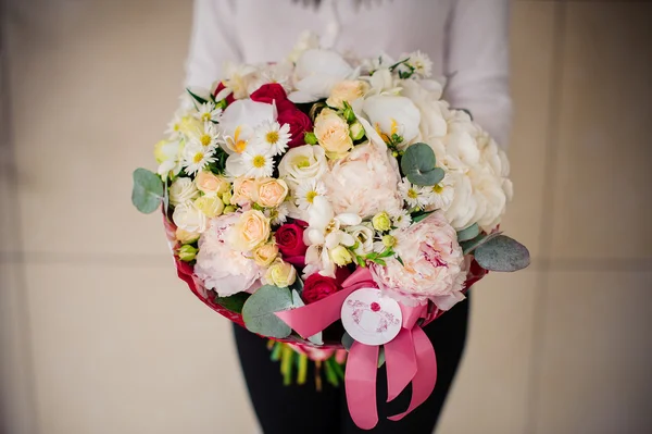 Menina segurando um buquê de flores brancas — Fotografia de Stock