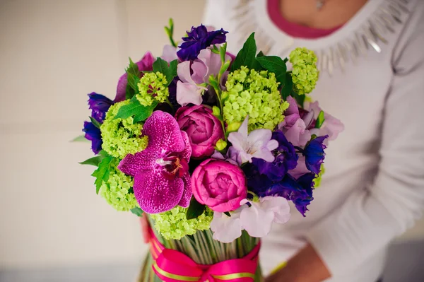 핑크와 녹색 꽃의 꽃다발을 들고 소녀 — 스톡 사진