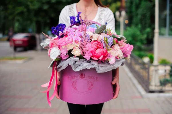 Krásná nabídka kytice v růžový box — Stock fotografie
