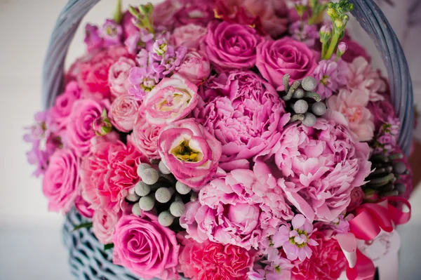 Meisje met mooie roze boeket van gemengde bloemen in mand — Stockfoto