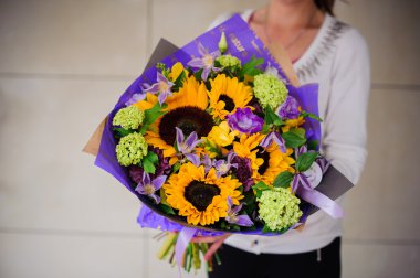 bir buket ile ayçiçeği tutan kız