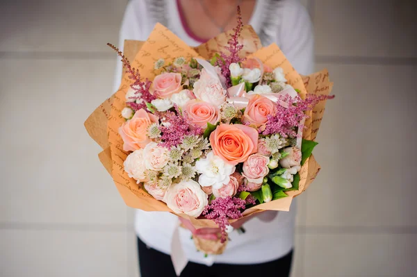 Girl holding a bouquet of white flowers — Stock Photo, Image