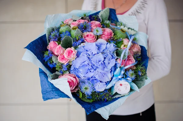 束手中的白色和蓝色的花 — 图库照片
