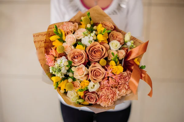 Beau bouquet de fleurs jaunes dans les mains de la fille — Photo