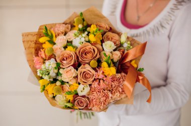 Güzel buket sarı kız ellerinde çiçekler