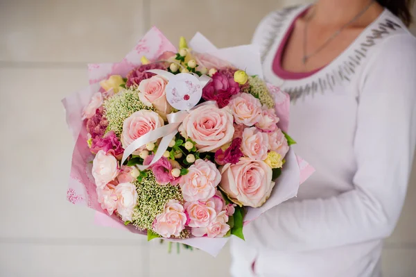 Menina segurando um buquê de flores brancas — Fotografia de Stock