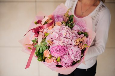 Güzel pembe çiçekler buketi