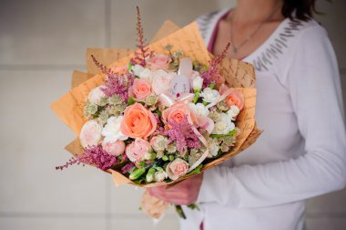 bir buket beyaz çiçek tutan kız