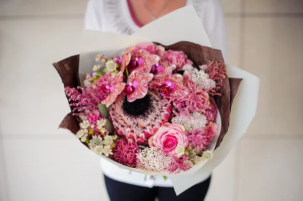 Belo buquê de flores rosa — Fotografia de Stock