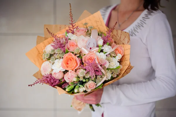 Menina segurando um buquê de flores brancas — Fotografia de Stock