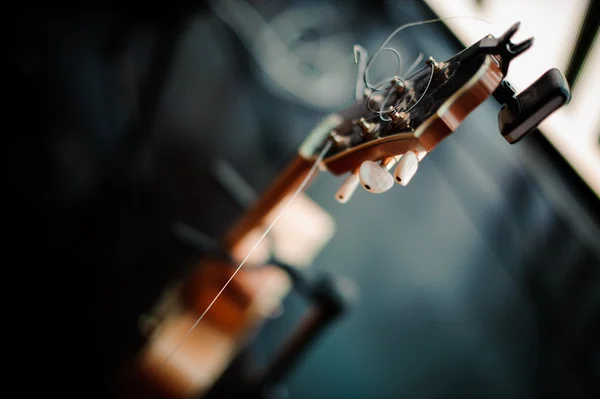 Шестиструнная акустическая гитара на трибуне — стоковое фото