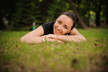 doğa gülümseyen güzel genç kadın portresi