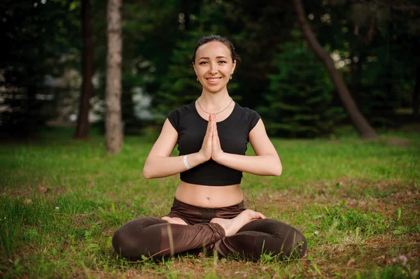 Natur yoga session i vackra gröna skogar, mellan träden. Meditation - namaste i lotus utgör. — Stockfoto