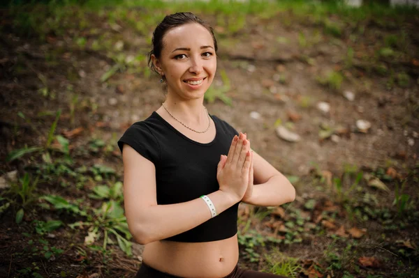 Praktiserande av yoga utomhus i skogen — Stockfoto