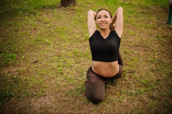 Красивая молодая женщина медитирует в позе йоги — стоковое фото